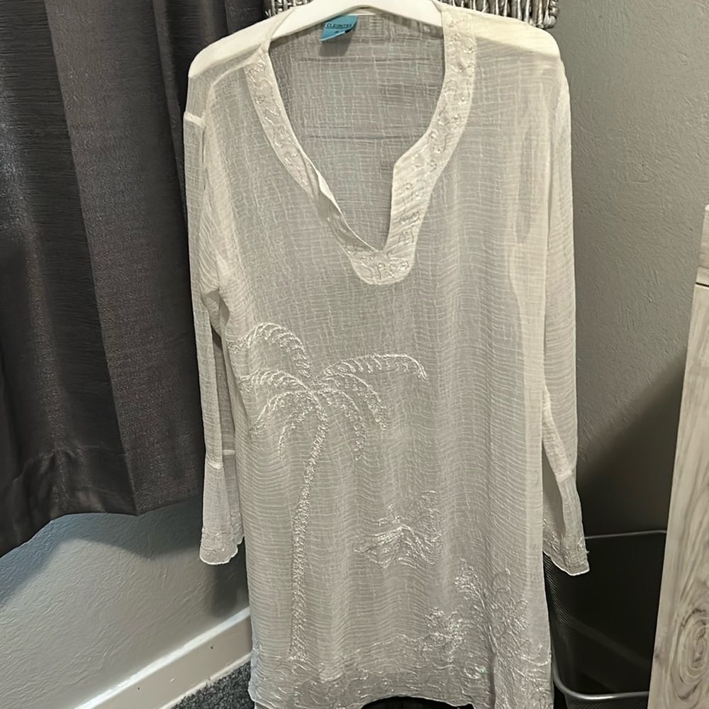 Cleopatra med bathing suit cover up, it’s new never worn very delicate